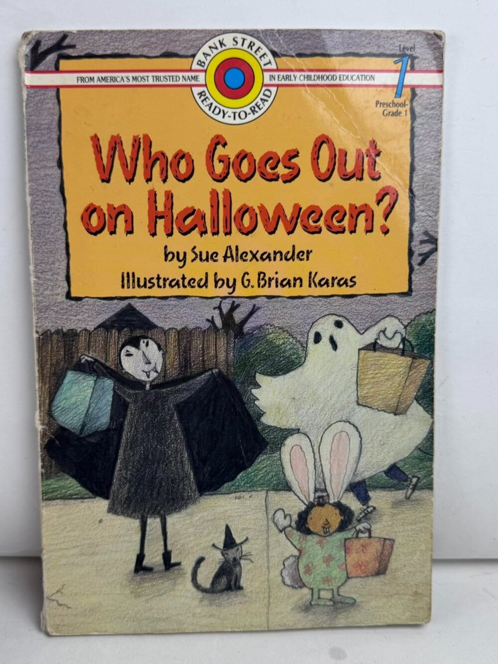 Who Goes Out on Halloween? Bank Street Level 1 PB Sue Alexander 9780553349221